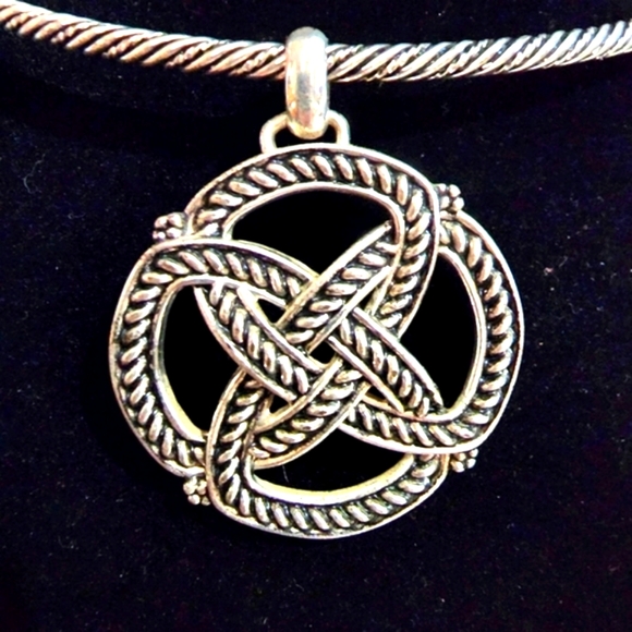 Vintage Avon Choker with Medallion and Matching Earrings - Picture 5 of 10